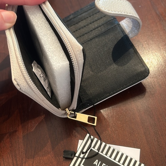 Alexis Bendel Beige Snap wallet - Picture 5 of 5